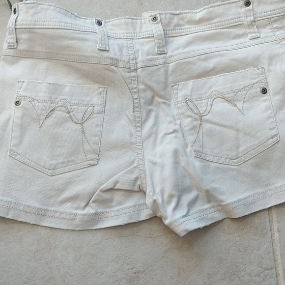 Size 9 khaki jean shorts and gray Capris - Picture 5 of 8